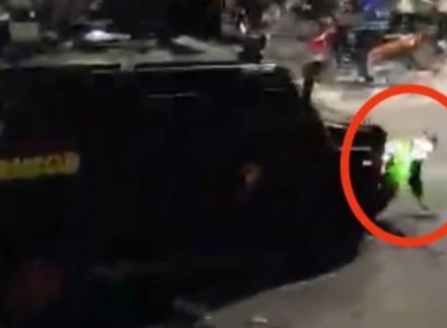 Tangkapan layar detik-detik mobil brimob lindas driver ojol hingga tewas. [Instagram]